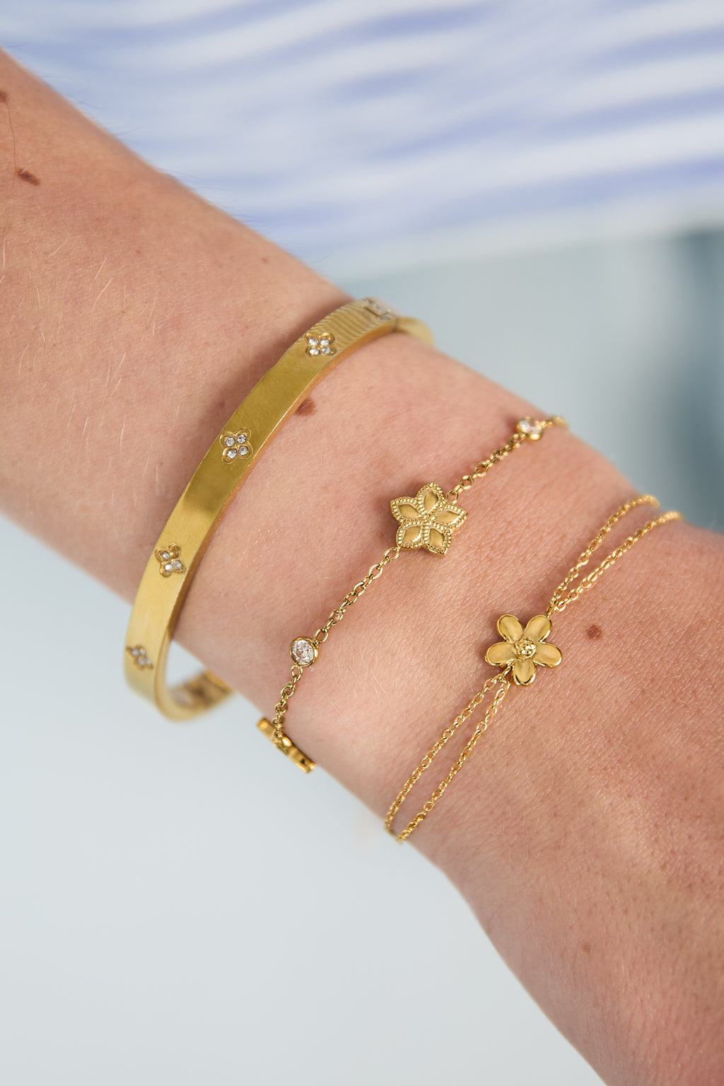 GoldAura™ Golden Floral Charm Bracelet – Stainless Steel Elegance
