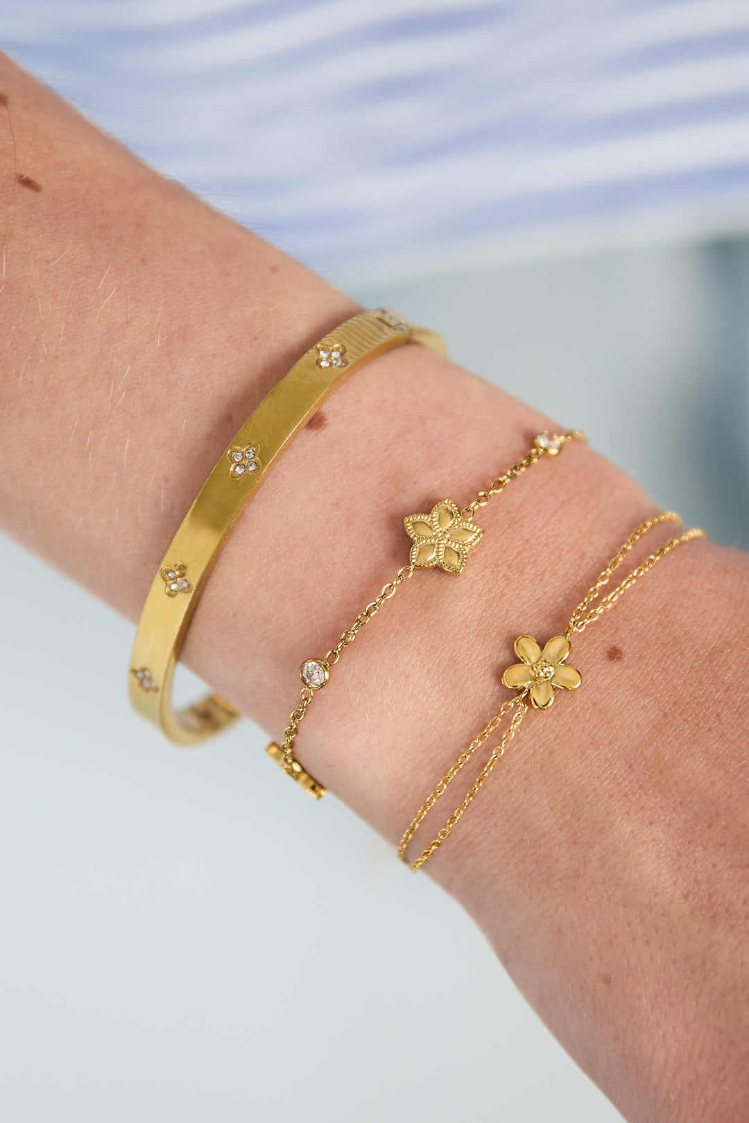 GoldAura™ Golden Floral Charm Bracelet – Stainless Steel Elegance