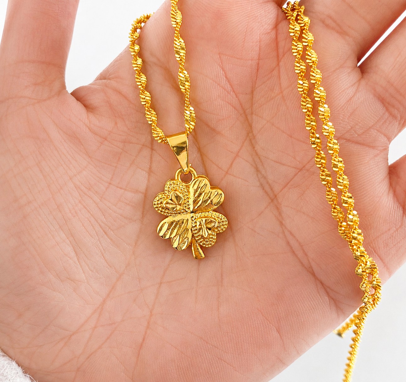 Lucky Clover Necklace – 18K Gold-Plated Four Leaf Pendant
